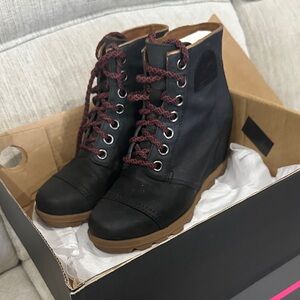 Sorel Black and Brown Lace-Up Boots